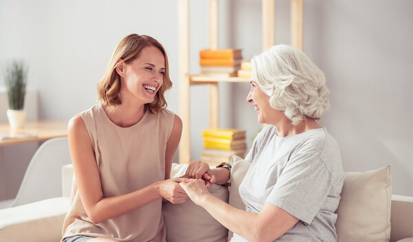 Pflegerin und Seniorin im Gespräch