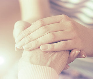 Pflegerin und Seniorin unterhalten sich